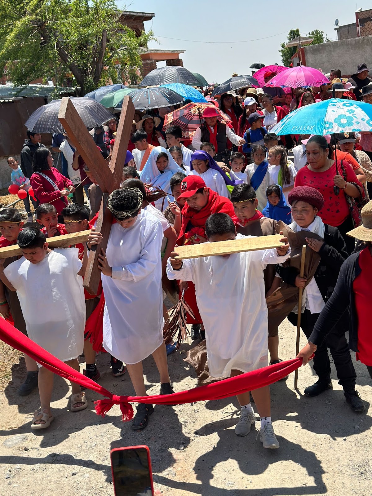 El pueblo viviendo el Via Crucis