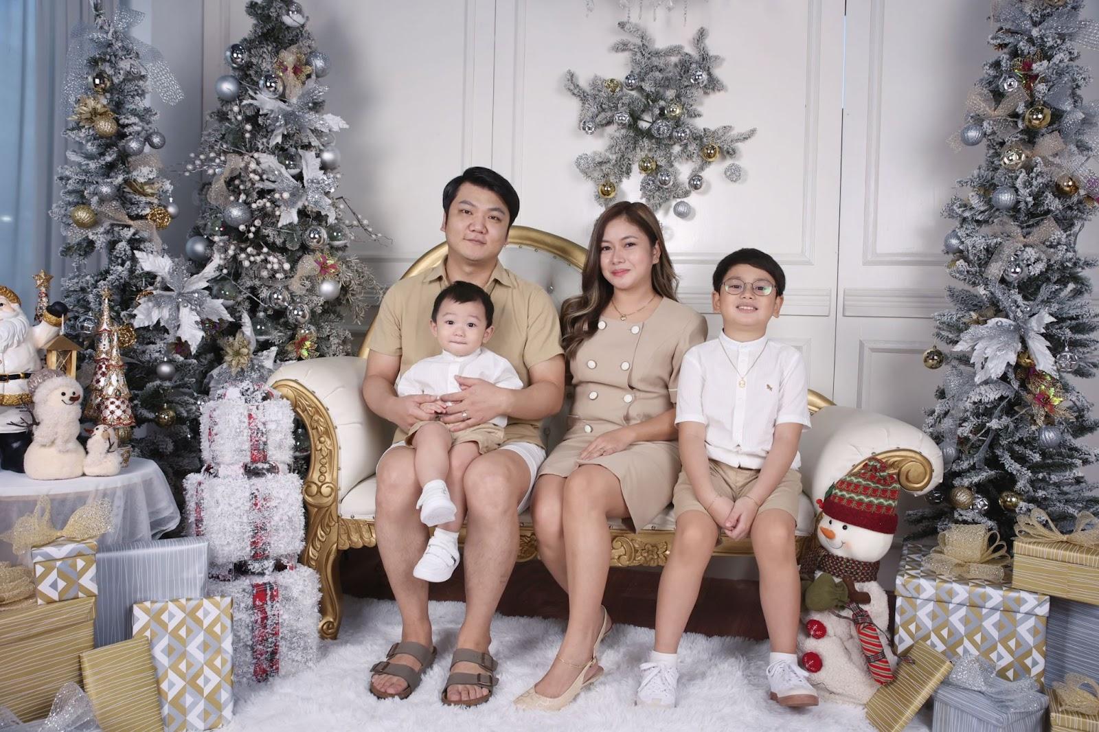 Family Christmas Photo Outfit Ideas: alternate white and brown outfit for your christmas family photos