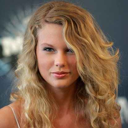 Taylor Swift No Makeup: Picture of the star with her gorgeous flowing hair