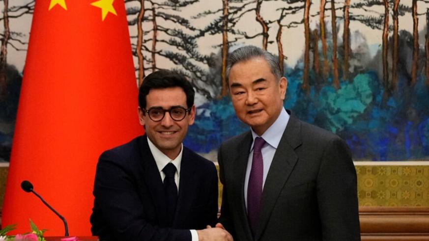 Ngoại trưởng Pháp Stephane Sejourne (T) và đồng nhiệm Trung Quốc Vương Nghị, sau cuộc họp báo tại Bắc Kinh, Trung Quốc, ngày 01/04/2024.