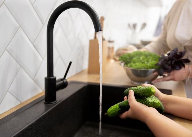 Veja os riscos de cozinhar com água da torneira