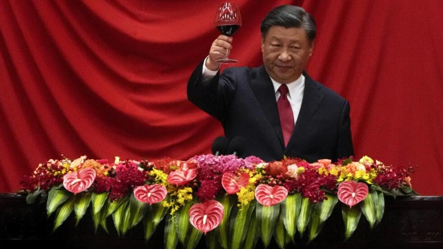 Chinese President Xi Jinping makes a toast after delivering his speech at a dinner marking the 74th anniversary of the founding of the People's Republic of China at the Great Hall of the People in Be