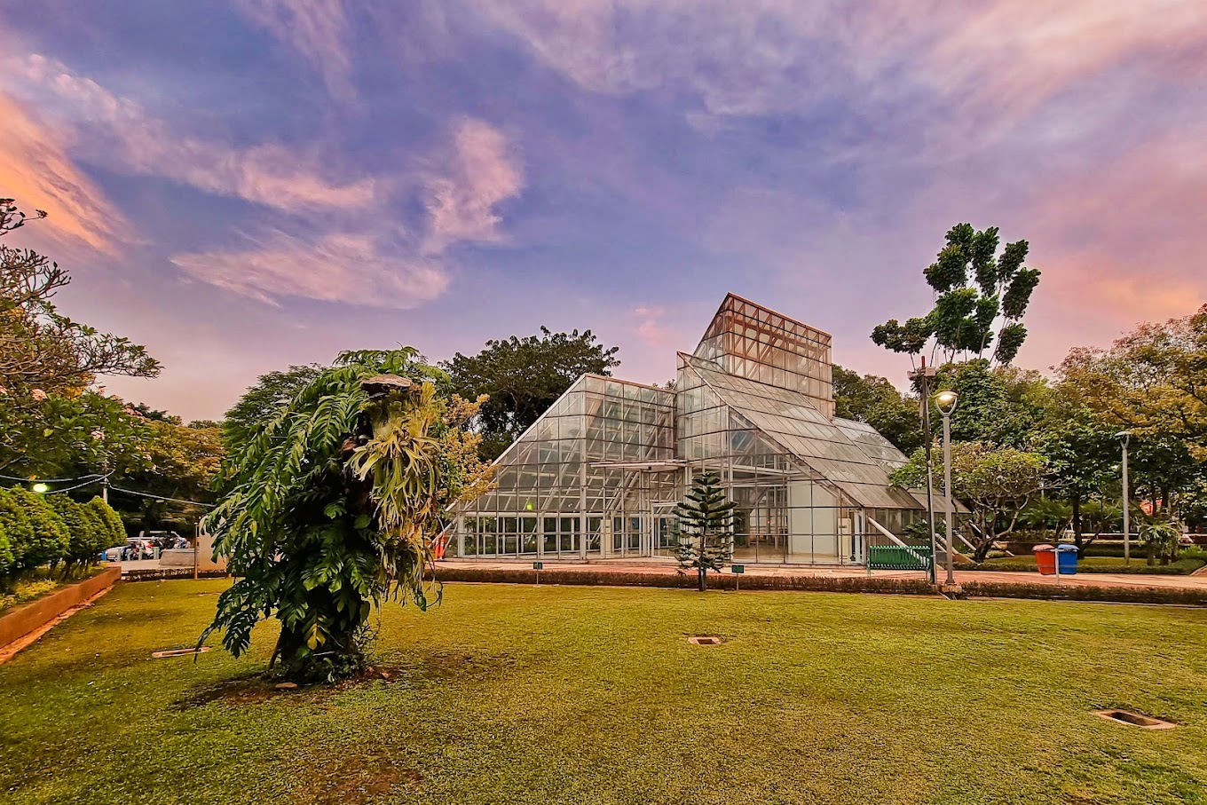 Rekomendasi tempat ngabuburit di Jakarta, Taman Menteng