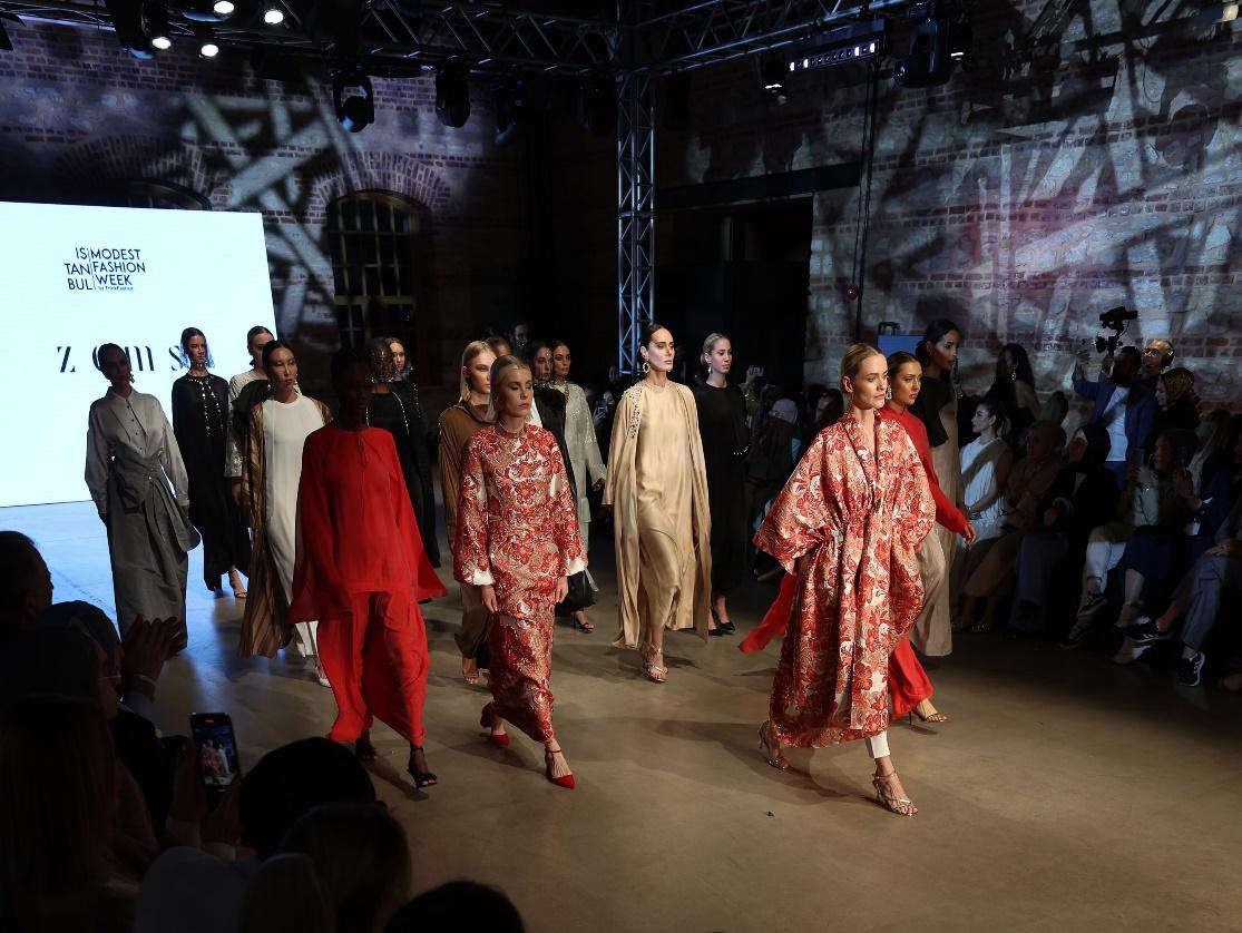 A group of women walking on a runway

Description automatically generated