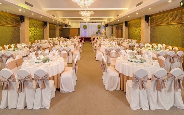 Trang trí sang trọng, quý phái tại nhà hàng tiệc cưới Bách Việt 