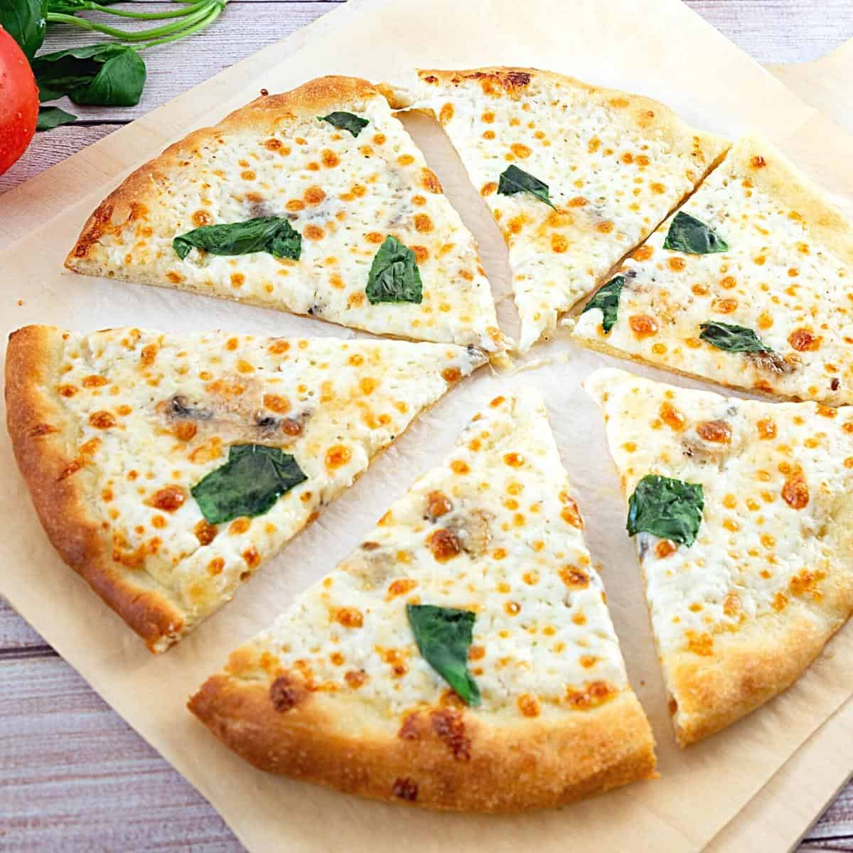 Pizza phô mai mozzarella trắng kết hợp cùng tỏi hấp dẫn4