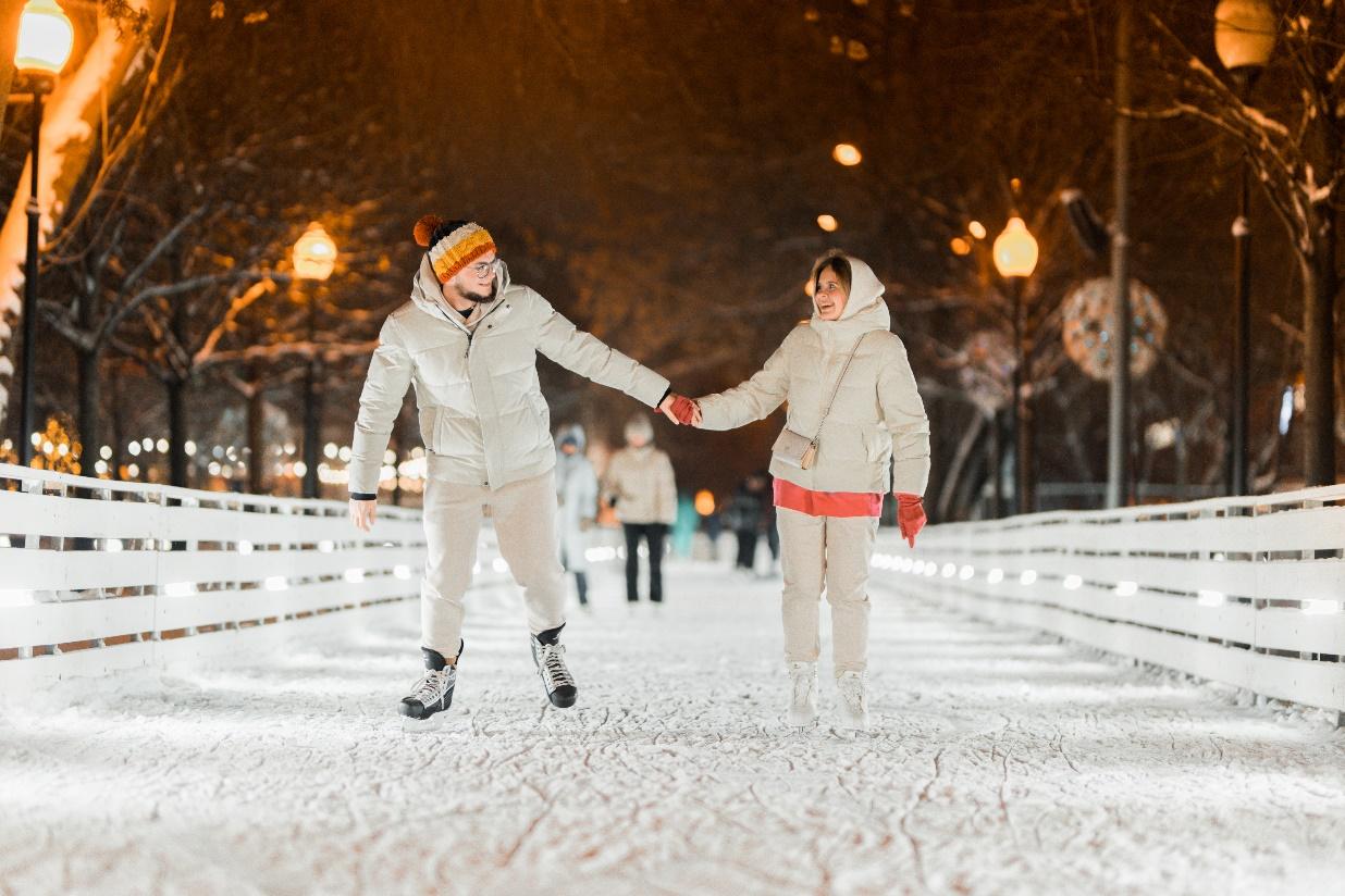 A person and person holding hands on a snowy bridge

Description automatically generated