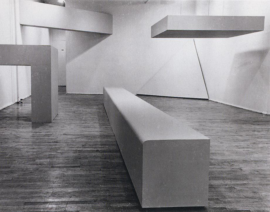 Robert Morris - Installation in the Green Gallery, New York, 1964.
seven geometric plywood structures painted grey.
Artworks’ titles*: Boiler, Cloud, Corner Beam, Beam on the Floor, Table, Wall Slab.
*I couldn’t find the original titles in English,...