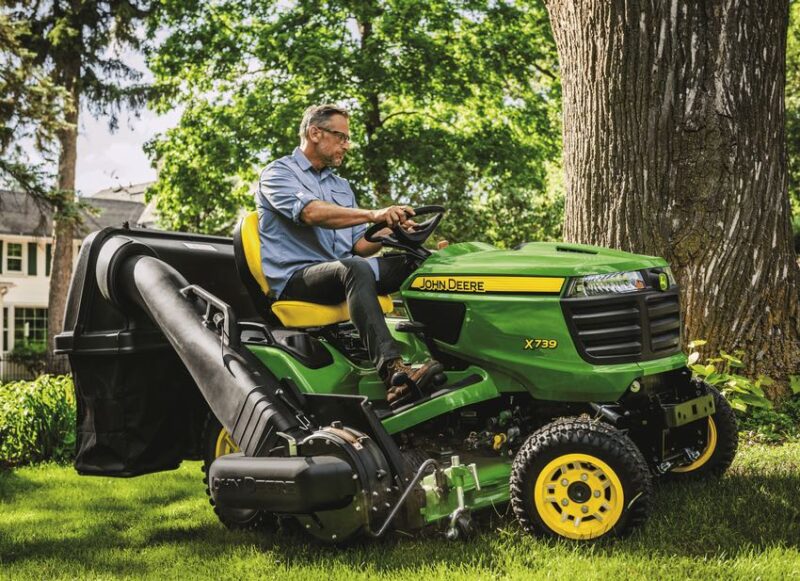 JOHN DEERE X700 SIGNATURE SERIES รถแทรกเตอร์ตัดหญ้า