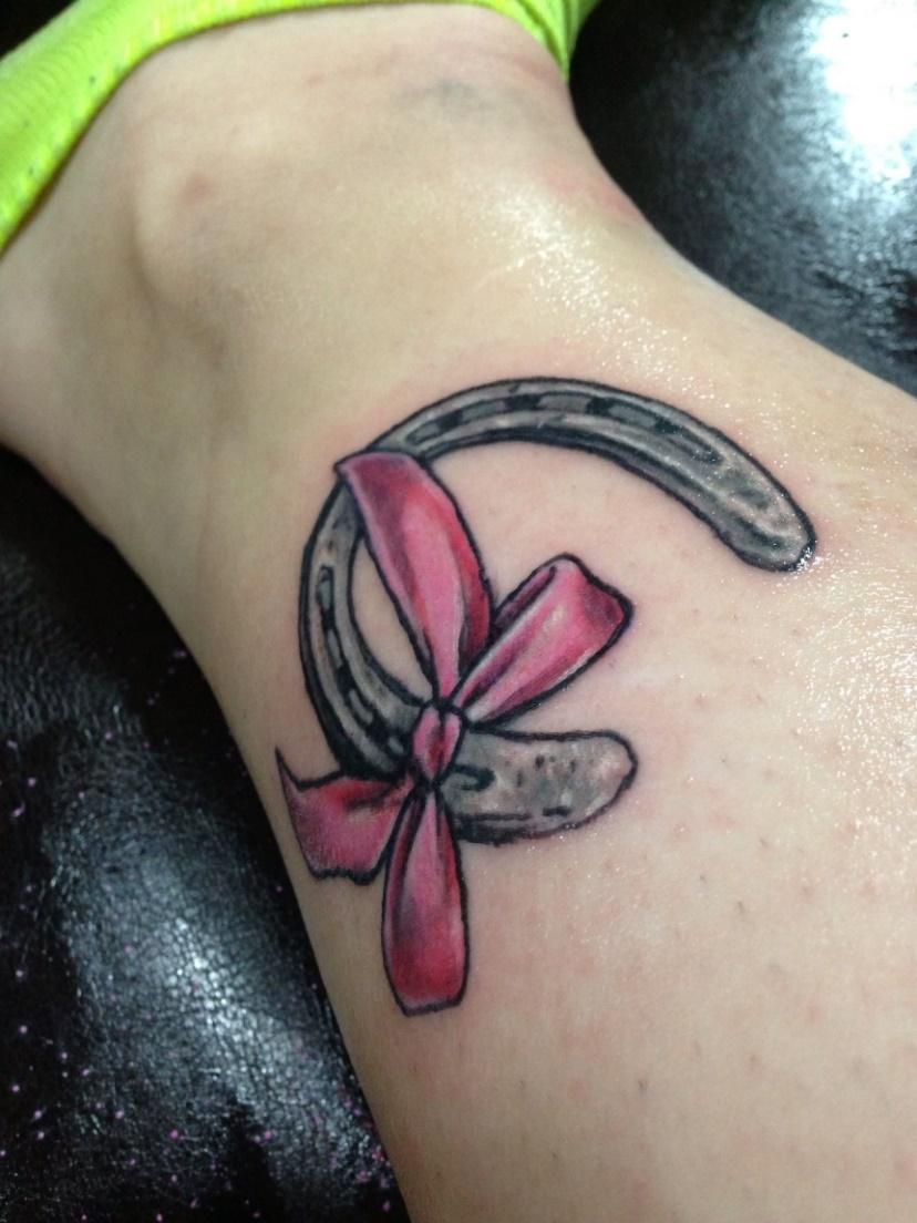 Cute little horseshoe and ribbon idea! | Tatuajes de cinta, Tatuajes cinta del cáncer, Tatuajes de vaquera