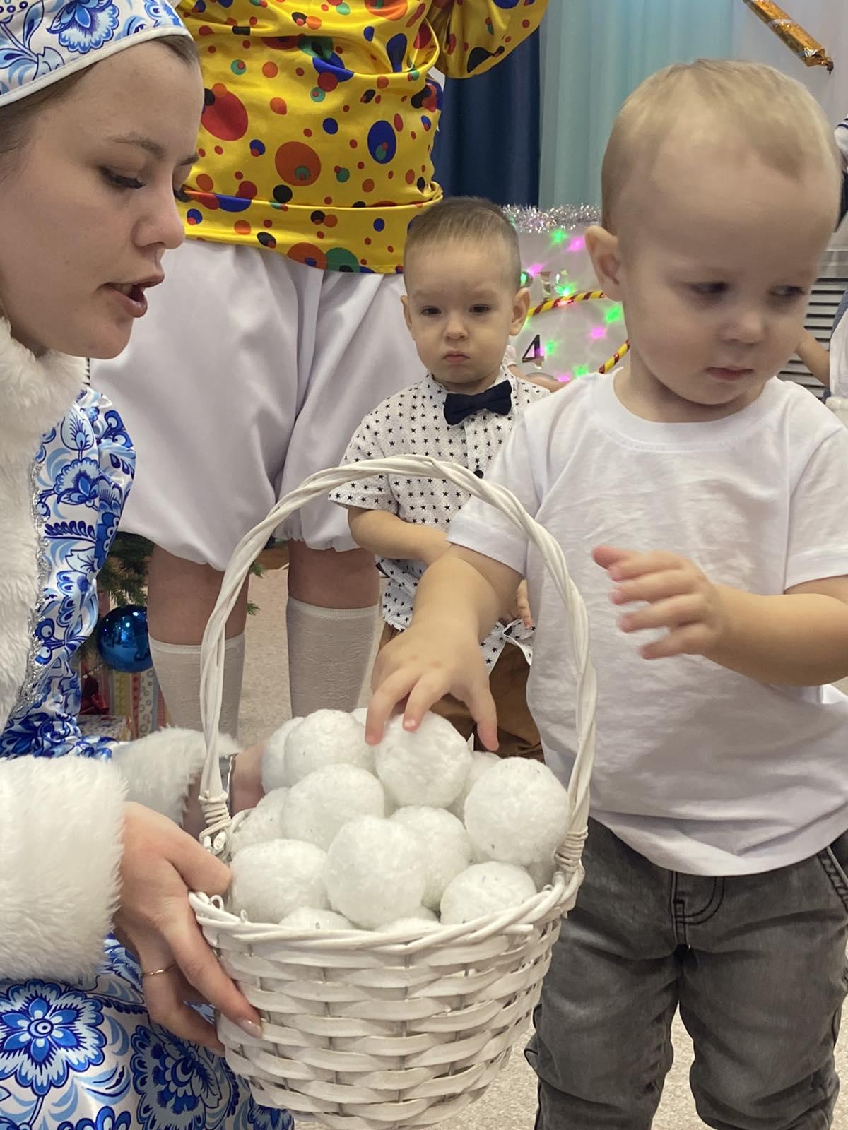 «Как самые маленькие Новый год встречали – пели и плясали!»