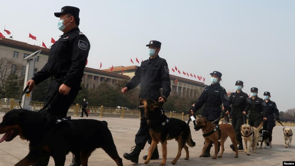 资料照:中国两会期间警察在北京天安门广场巡逻。(2021年3月8日)