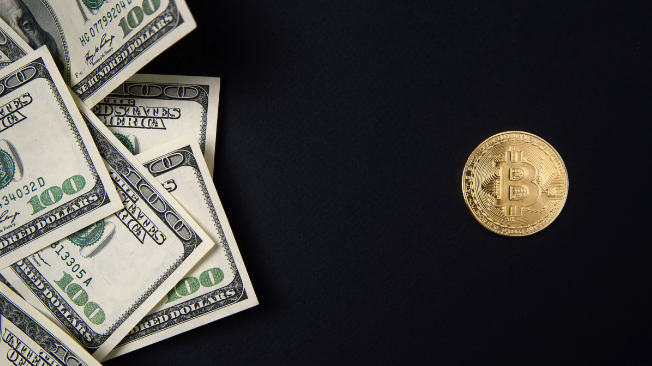 Dollarit vai bitcoineilla maksaminen tulevaisuudessa?