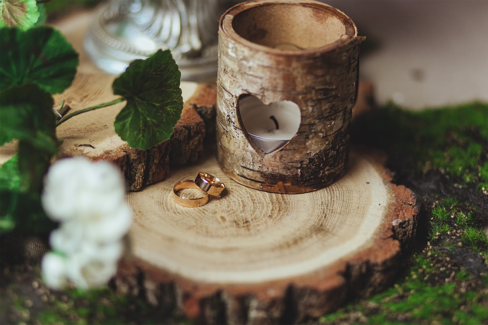 Barn wedding decoration ideas - Tree Stump