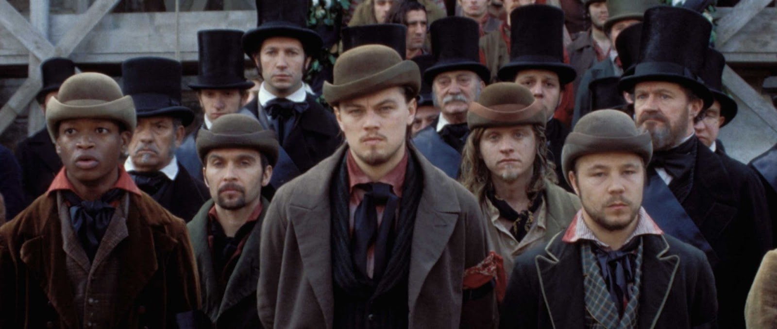 Frame di Gangs of New York, con Leonardo DiCaprio e altri attori del film in primo piano. 