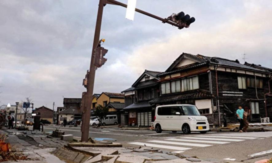 Nhật Bản: Động đất mạnh 7,6 độ richter rung chuyển thời gian dài, núi lửa phun trào với cột khói cao tới 1.600 mét