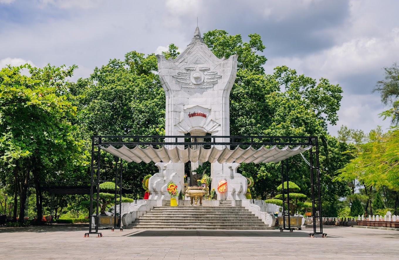 Hành trình dâng hương tưởng niệm các anh hùng liệt sĩ đã hy sinh vì thống  nhất - độc lập - tự do - hạnh phúc cho Tổ quốc tại Đền tưởng