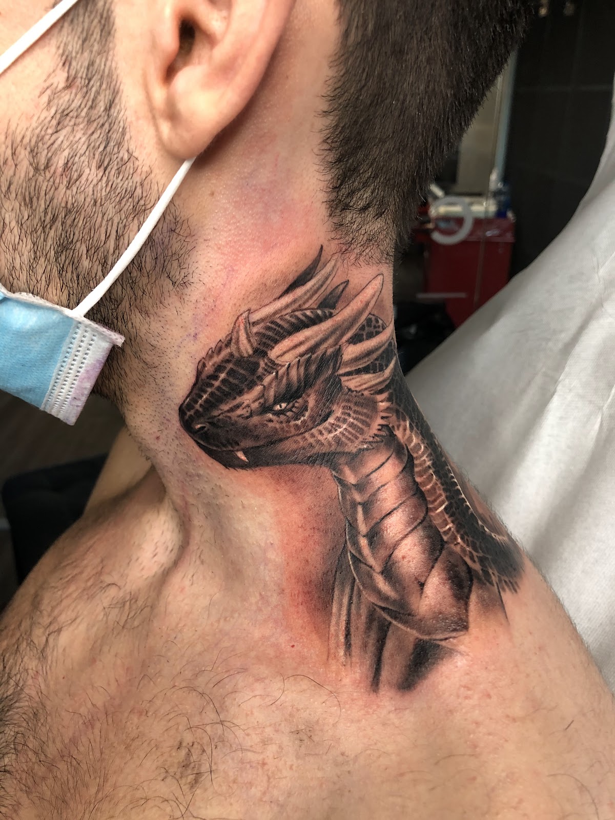 tatuaje de dragon en el cuello