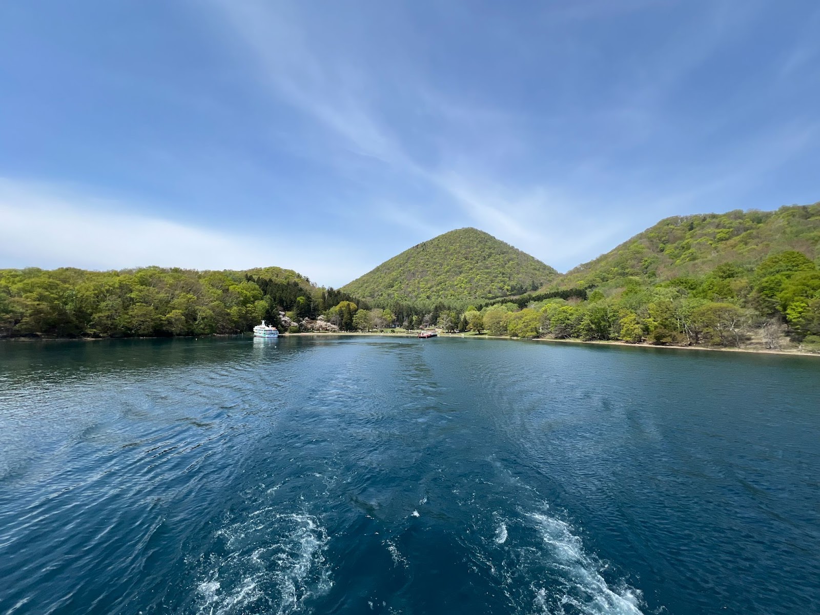 遊覧船からの洞爺湖の景色