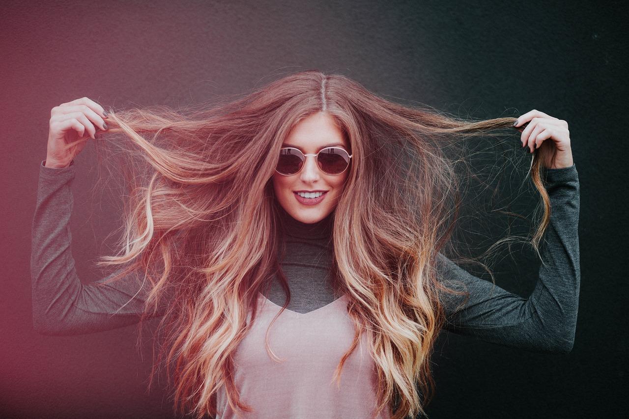 Spiegazione di come la vitamina C contribuisce alla produzione di collagene, essenziale per la struttura dei capelli: