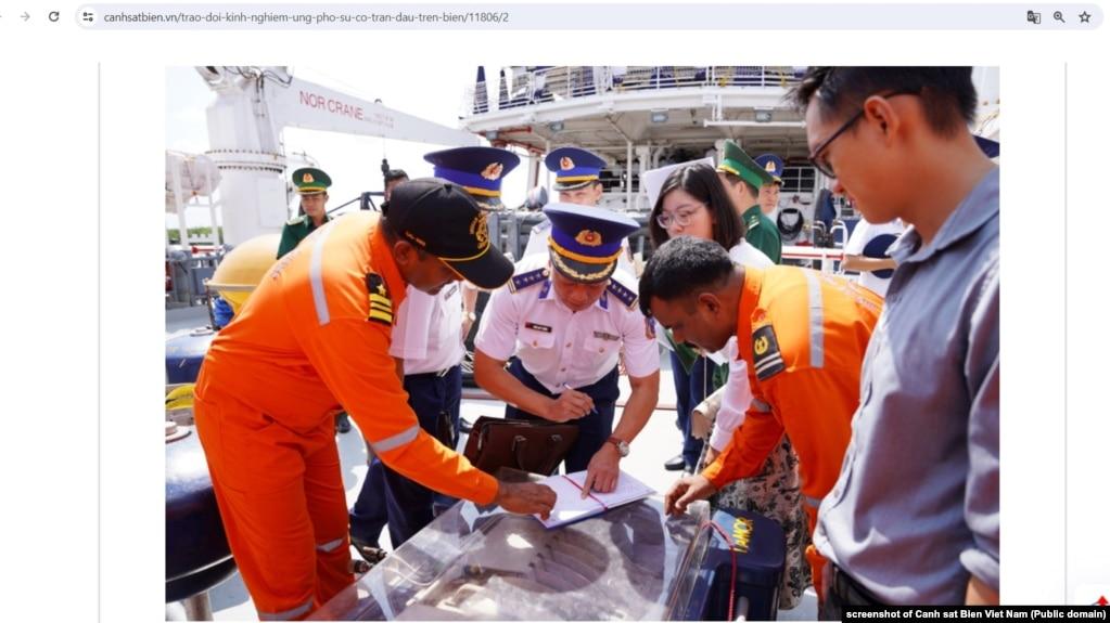 Cảnh sát Biển Việt Nam và tàu Ấn Độ Samudra Paheredar tổ chức huấn luyện chung ở Tp.HCM, 3/4/2024.