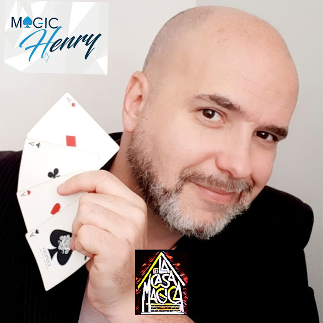 Foto de el mago henry Jr. con cartas de poker en una mano y el logo de la tienda de magia "La casa mágica"