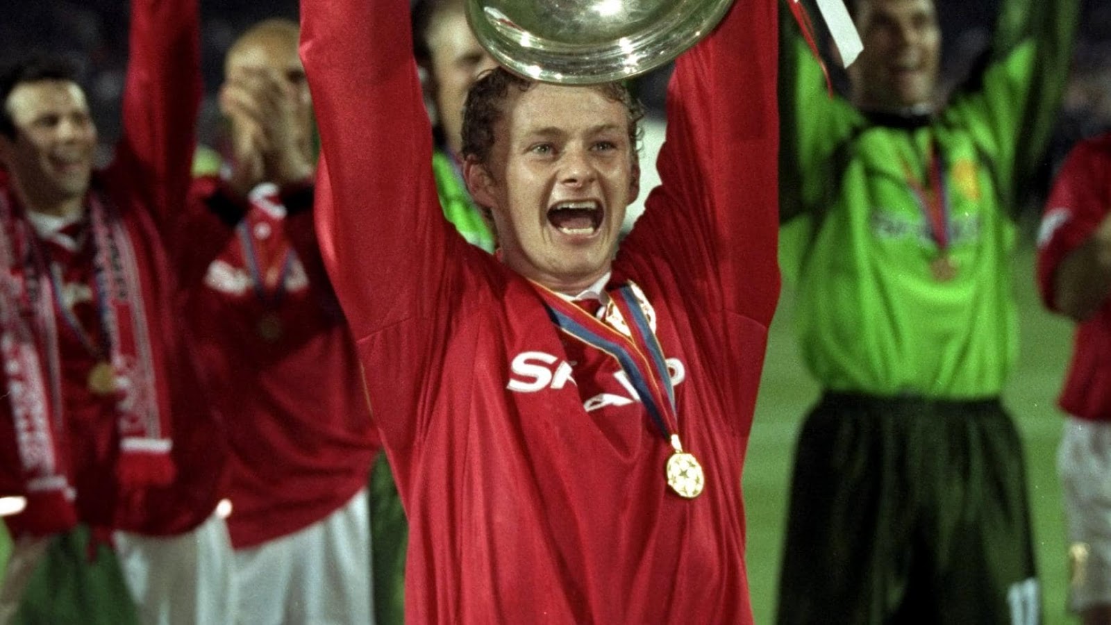 Ole Gunnar Solskjær levantando la Champions League con el Manchester United