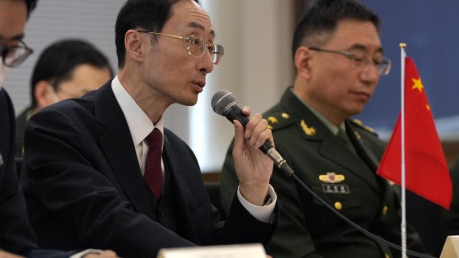 Thứ trưởng Ngoại Giao Trung Quốc Tôn Vệ Đông (Sun Weidong - cầm micro) trong cuộc đối thoại về an ninh song phương, Tokyo, Nhật, ngày 22/02/2023.