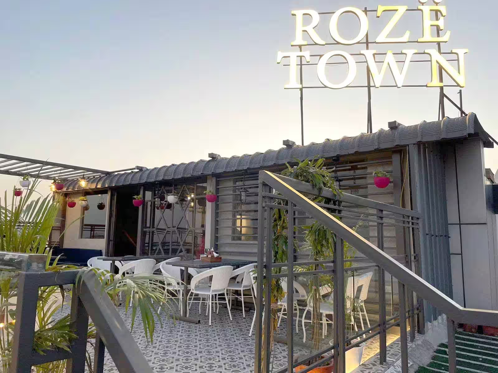 Rozë Town, rooftop cafe & kitchen- Cafe in Malviya Nagar