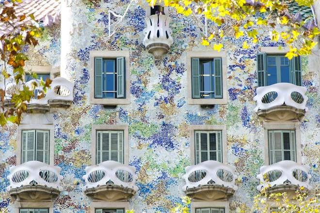 Casa Batlló has a more enchanting exterior compared to Casa Mila. The facade of Casa Batlló is more playful and colorful and stands out with undulating balconies. 