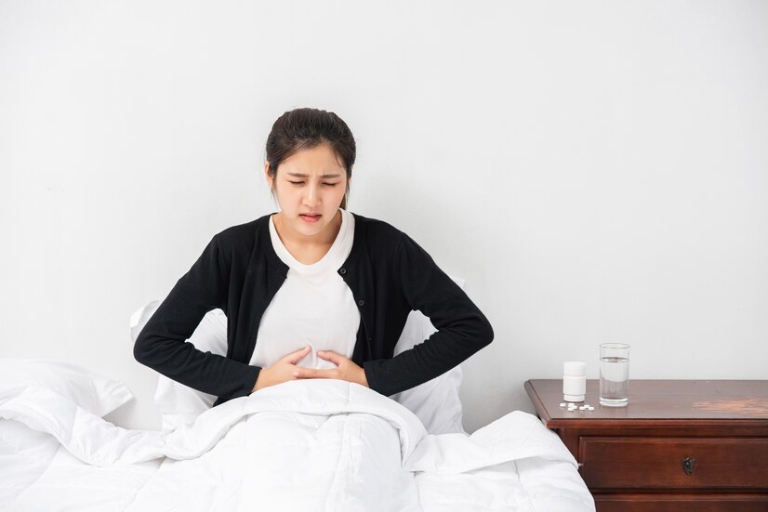 Mọi người thường cảm thấy đau bụng do căng thẳng gây mất ngủ