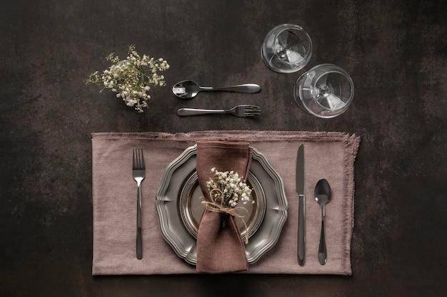 Come sistemare le posate a tavola durante la cena