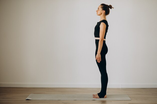 Pose Yoga Terbaik untuk Membangun Postur Tubuh yang Baik - Mountain Pose (Tadasana)