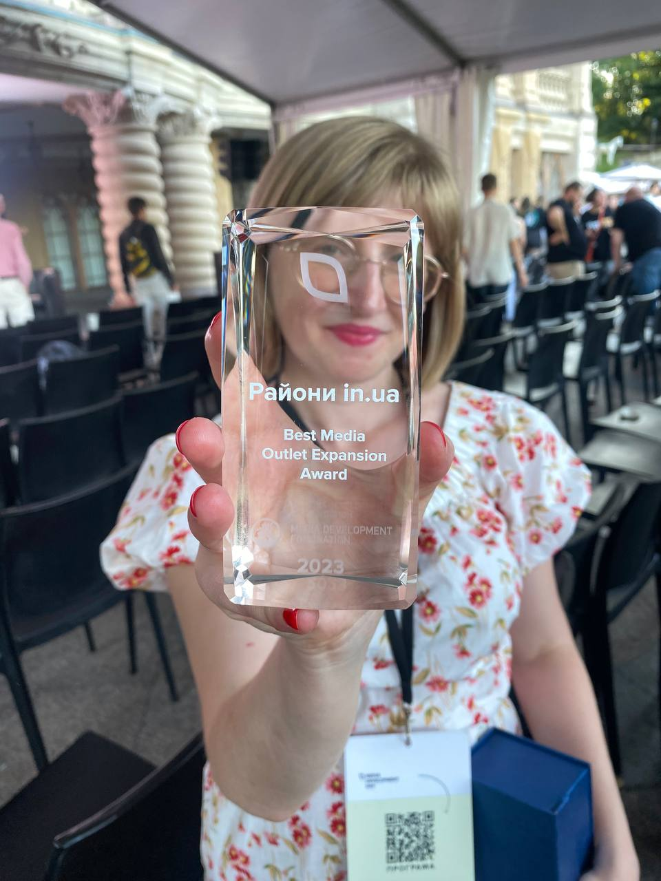 Наталія Пахайчук з нагородою від Media Development Foundation. Best Media Outlet Expansion Award