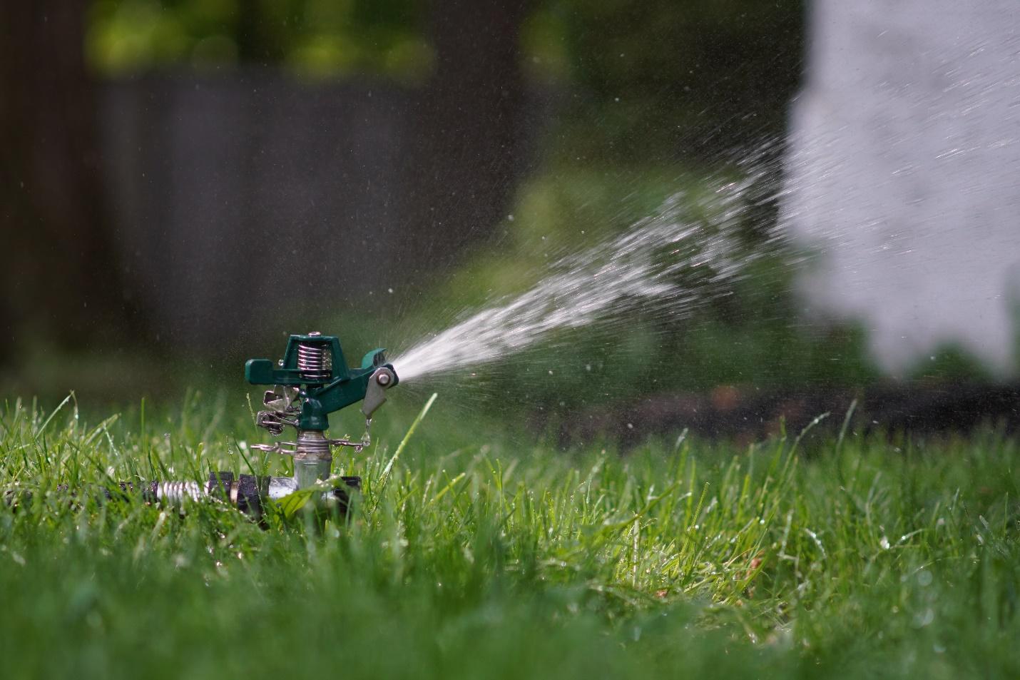 A sprinkler spraying water on grass

Description automatically generated