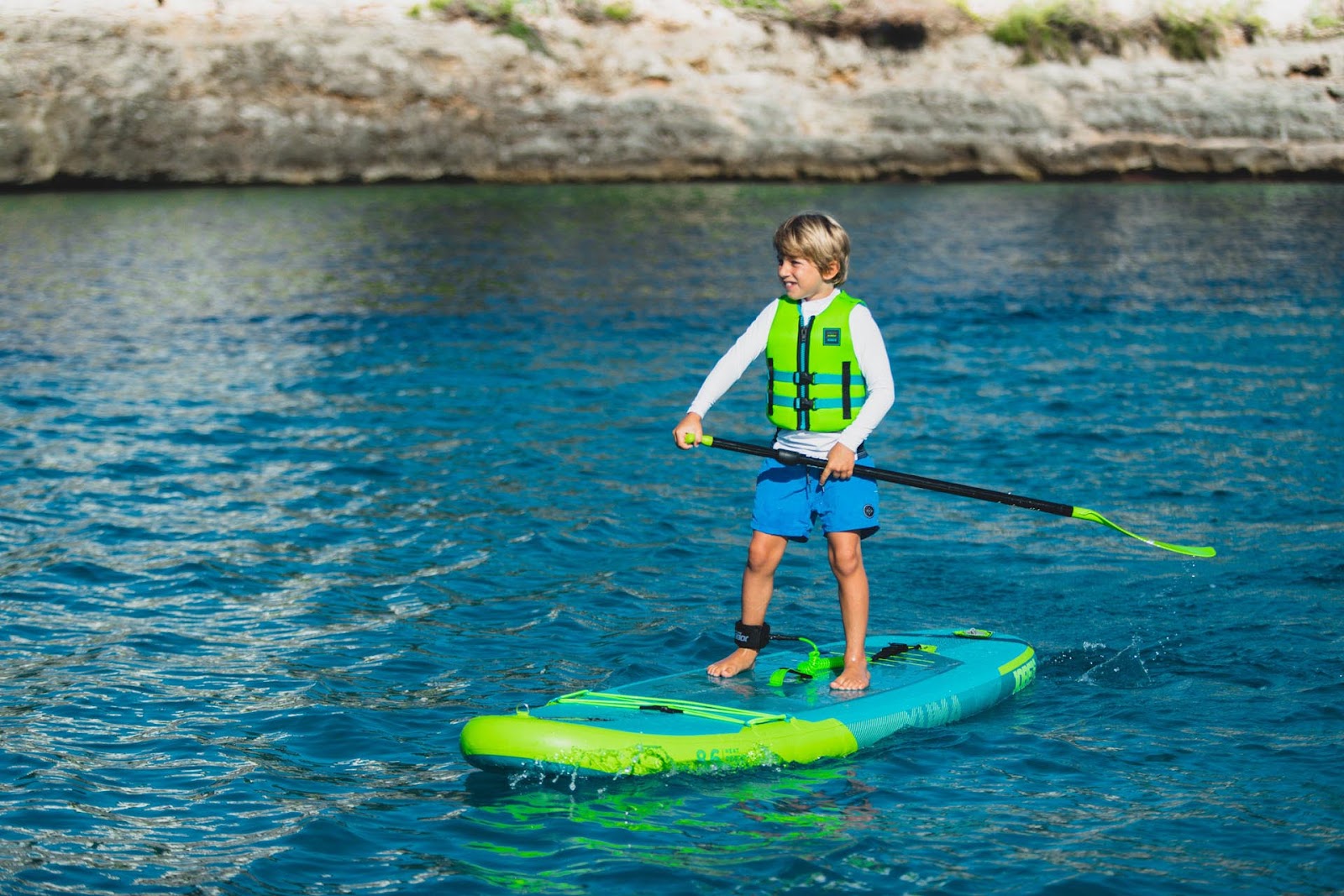 paddle familial gonflable avec un enfant sur l'eau