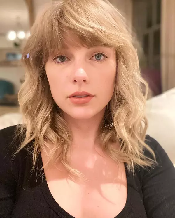Close up view of  make up free Taylor with her gorgeous blue eyes