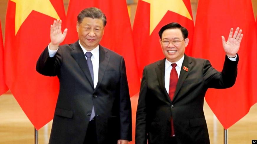 Chủ tịch Quốc hội Việt Nam Vương Đình Huệ (phải) chụp ảnh chung với Chủ tịch Trung Quốc Tập Cận Bình khi ông Tập đến thăm Việt Nam, ngày 13/12/2023.
