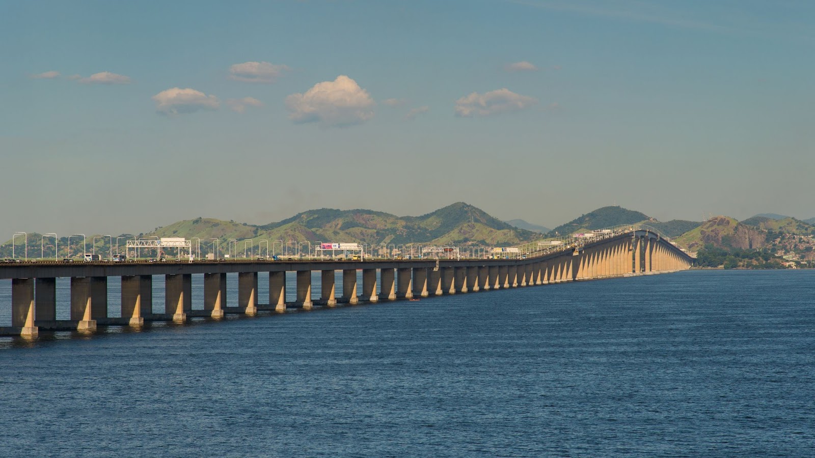 Ponte que liga a cidade do Rio de Janeiro a cidade de Niterói.