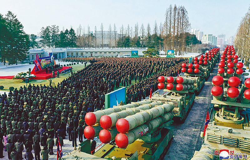 북한이 지난해 12월 노동당 중앙위원회 전원회의에서 공개한 600mm 초대형 방사포(KN-25). 아산정책연구원과 미국 싱크탱크 랜드연구소는 북한이 전술핵 투발 수단인 KN-25 등을 통해 최소 180기의 핵무기를 보유하고 있을 것이라고 분석했다. 조선중앙통신