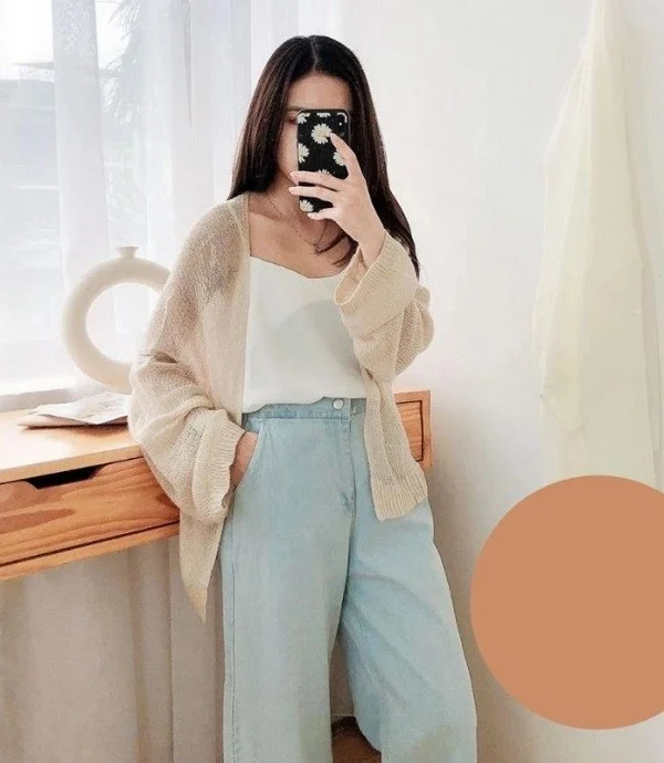 Phối áo 2 dây croptop với áo khoác ngoài