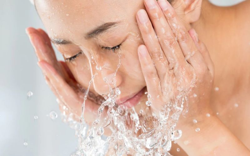 Làm ướt da bằng nước ấm trước khi sử dụng máy rửa mặt 