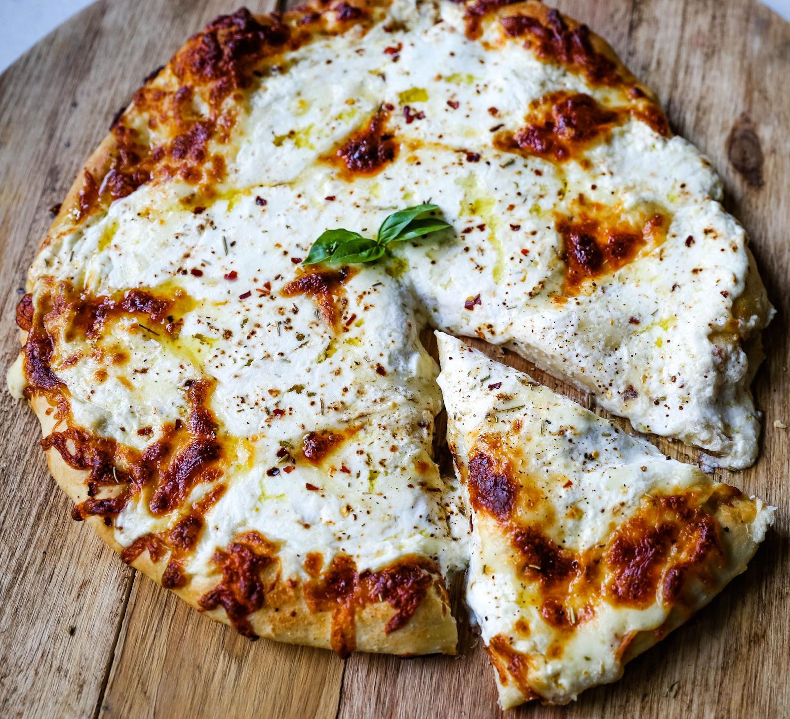 Pizza phô mai mozzarella trắng kết hợp cùng tỏi hấp dẫn2