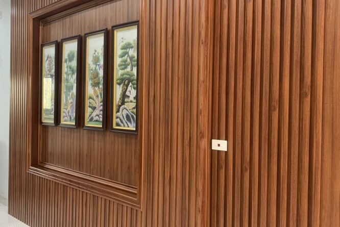 Tấm ốp tường bằng nhựa giả gỗ.