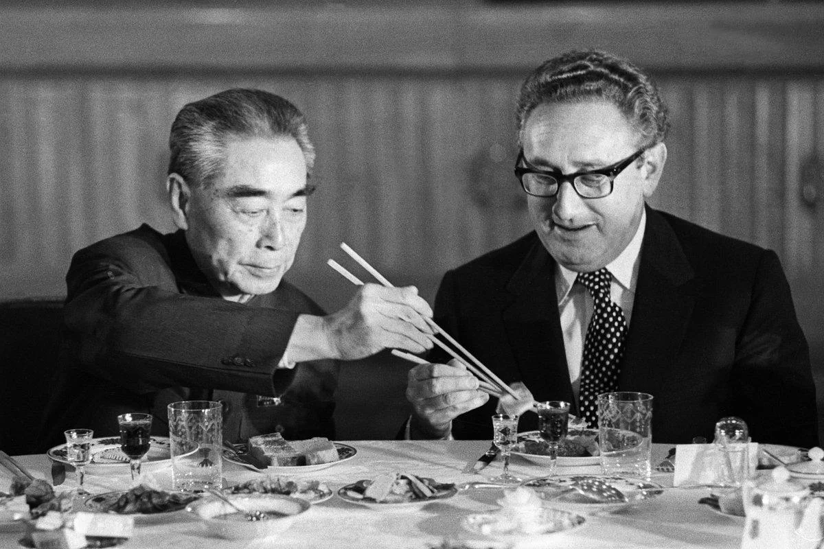 ABD Dışişleri Bakanı Henry Kissinger, Çin Başbakanı Zhou Enlai ile Pekin'deki Büyük Halk Salonunda düzenlenen devlet ziyafeti sırasında, 10 Kasım 1973