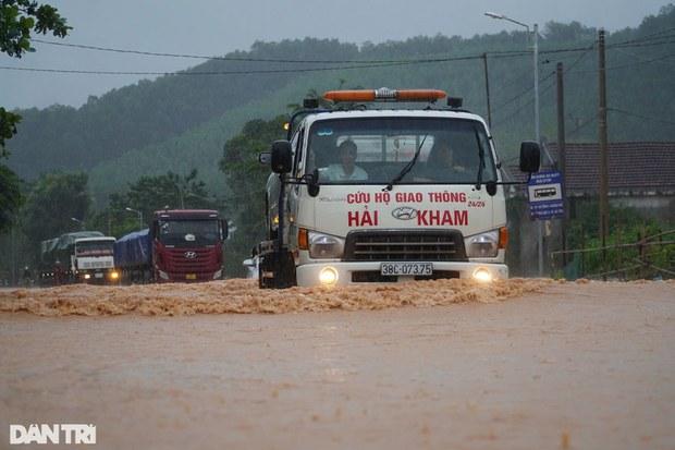Miền Trung: Mưa lớn gây sạt lở tuyến đường sắt Bắc Nam, nhiều tuyến giao thông bị ngập lụt