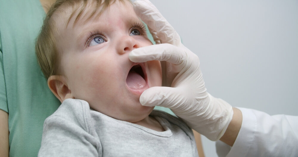  Dentist checking child teeth