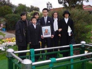 11-家人在杨小凯墓前