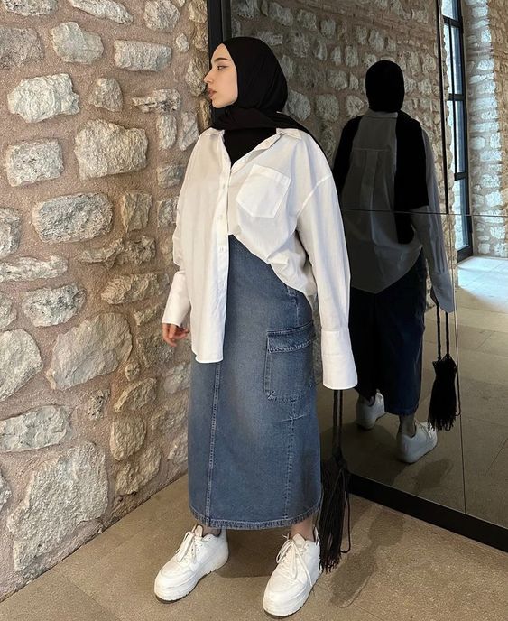 Kemeja putih dan jeans dengan rok