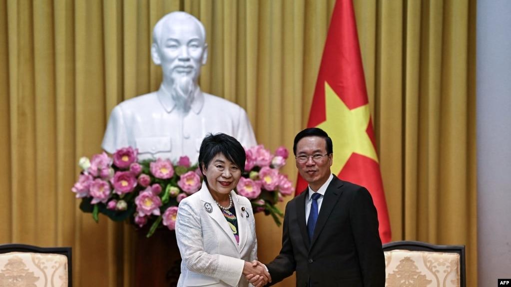 Chủ tịch nước Việt Nam Võ Văn Thưởng và Ngoại trưởng Nhật Bản Yoko Kamikawa (trái) trong cuộc gặp tại Phủ Chủ tịch ở Hà Nội ngày 10/10/2023. (Ảnh: Nhac NGUYEN/AFP)